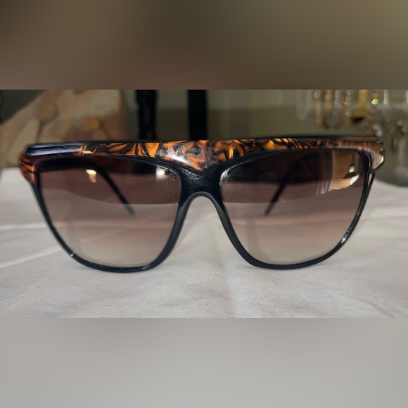Laura Biagiotti Accessories - 🌺 LAURA BIAGIOTTI VINTAGE LOVELY SUNGLASSES. 🌺